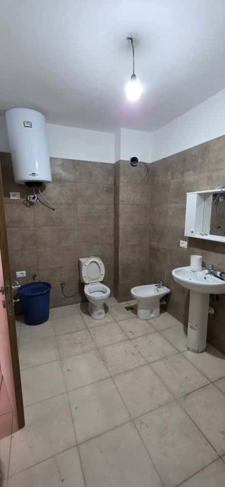 Tirane, jepet me qera apartament 3+1+Ballkon Kati 3, 135 m² 450 € (Rruga 5 Maji, perbale shkolles “Ardian Klosi”.)