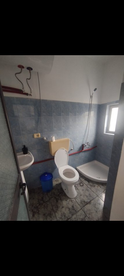 Tirane, jepet me qera apartament 1+1 Kati 1, 300 € 