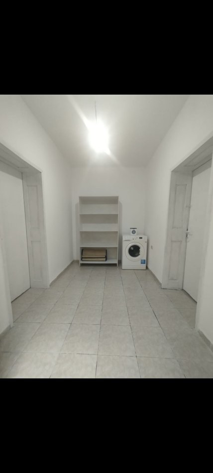 Tirane, jepet me qera apartament 1+1 Kati 1, 300 € 