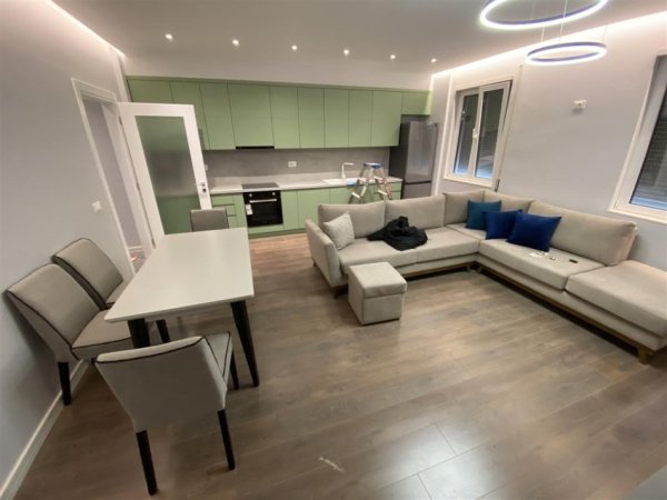 Tirane, jepet me qera apartament 2+1 Kati 5, 108 m² 800 € (LIQENI THATE)