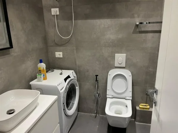 Tirane, jepet me qera apartament 2+1 Kati 5, 108 m² 800 € (LIQENI THATE)