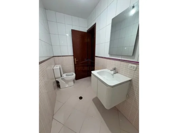 Tirane, jepet me qera apartament 2+1+2 Kati 8, 100 m² 750 € (Ish Stacioni i Fundit Tirane Re)