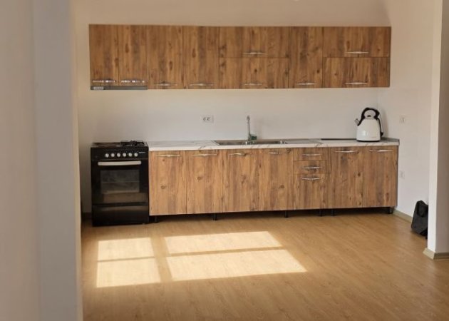 Tirane, jepet me qera apartament 3+1+Aneks+Ballkon Kati 3, 135 m² 450 € (rruga 5 maji)