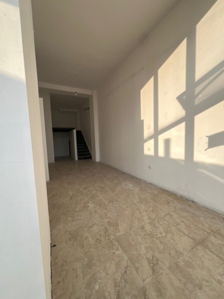 Tirane, jepet me qera ambjent biznesi Kati 0, 106 m² 900 € (Ish-Fusha e Aviacionit)