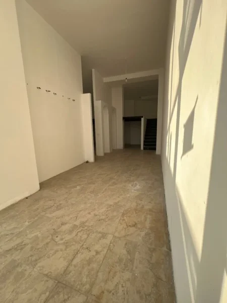 Tirane, jepet me qera ambjent biznesi Kati 0, 106 m² 900 € (Ish-Fusha e Aviacionit)