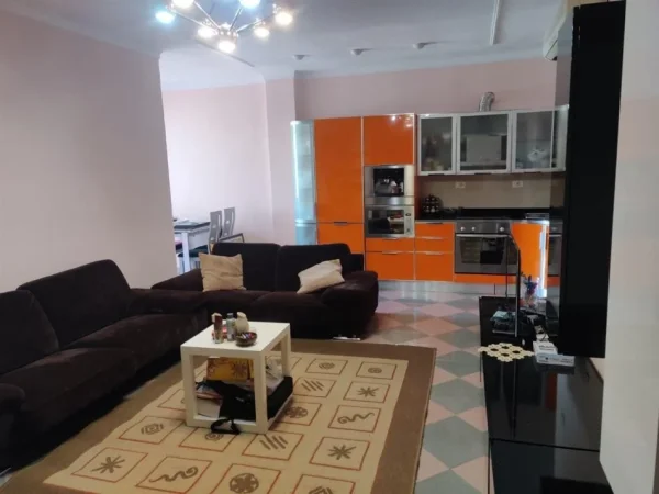 Tirane, jepet me qera apartament 2+1+Ballkon Kati 9, 80 m² 800 € (BLLOK)