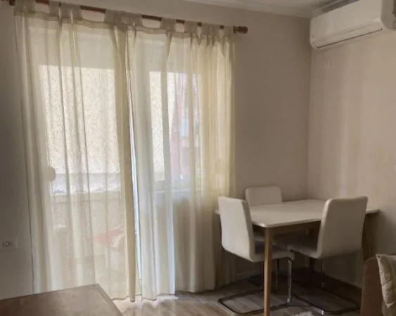 Tirane, jepet me qera apartament 1+1 Kati 4, 60 m² 1.000 € (blloku)