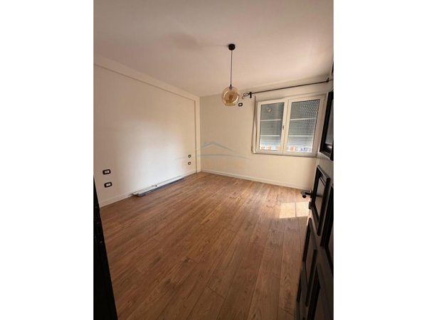 Tirane, jepet me qera apartament 2+1+Ballkon Kati 8, 112 m² 850 € (KOMUNA E PARISIT)