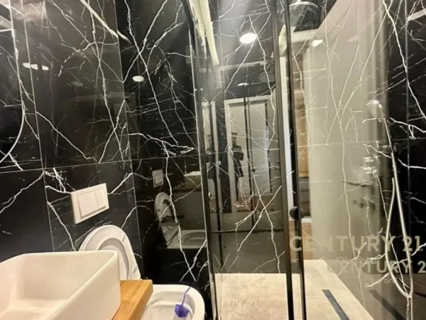 Tirane, jepet me qera apartament 2+1+Ballkon Kati 21, 114 m² 1.500 € (Rruga Kavajes)