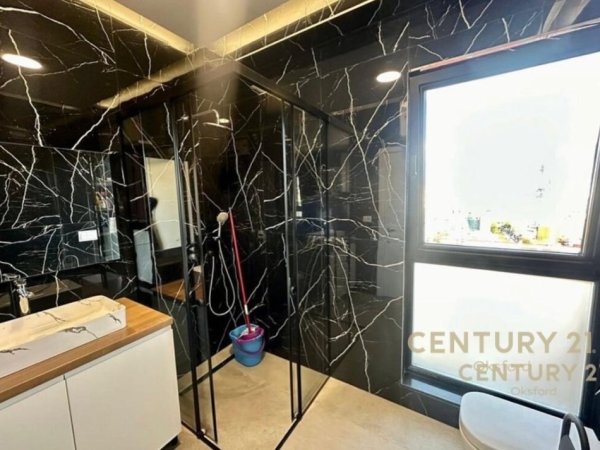 Tirane, jepet me qera apartament 2+1+Ballkon Kati 21, 114 m² 1.500 € (Rruga Kavajes)