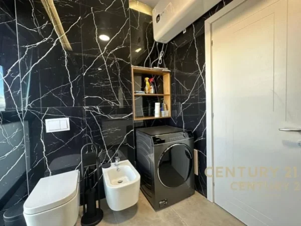 Tirane, jepet me qera apartament 2+1+Ballkon Kati 21, 114 m² 1.500 € (Rruga Kavajes)