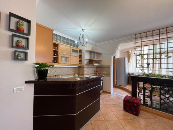 Tirane, jepet me qera apartament 3+1 Kati 5, 120 m² 840 € (Komuna e Parisit, tek Kompleksi Kika)