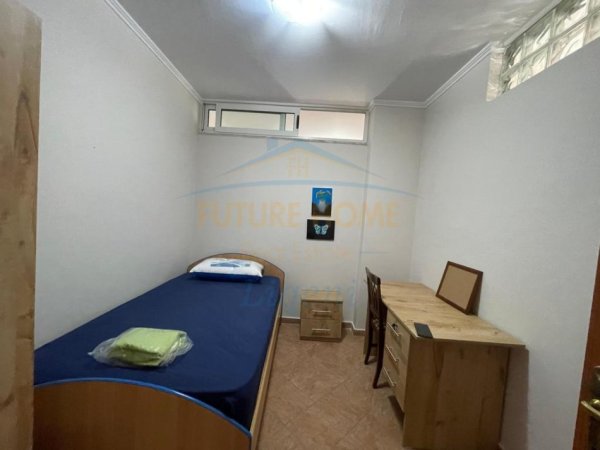 Tirane, jepet me qera apartament 3+1 Kati 5, 120 m² 840 € (Komuna e Parisit, tek Kompleksi Kika)