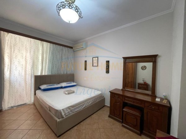 Tirane, jepet me qera apartament 3+1 Kati 5, 120 m² 840 € (Komuna e Parisit, tek Kompleksi Kika)