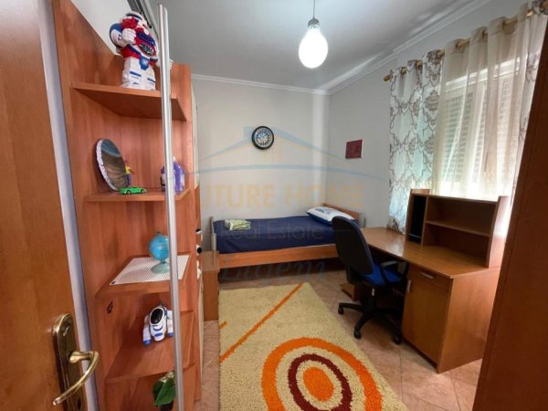 Tirane, jepet me qera apartament 3+1 Kati 5, 120 m² 840 € (Komuna e Parisit, tek Kompleksi Kika)