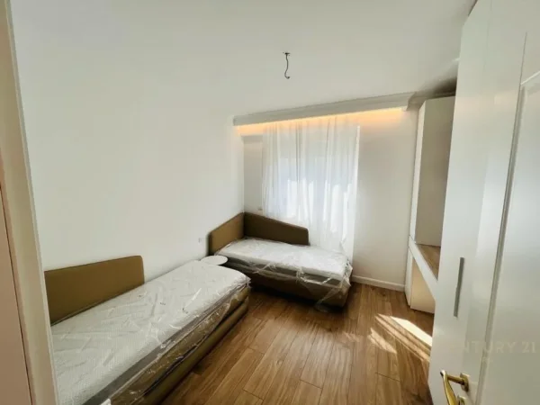 Tirane, jepet me qera apartament 2+1+Ballkon Kati 4, 1.000 € (Liqeni i Thate)