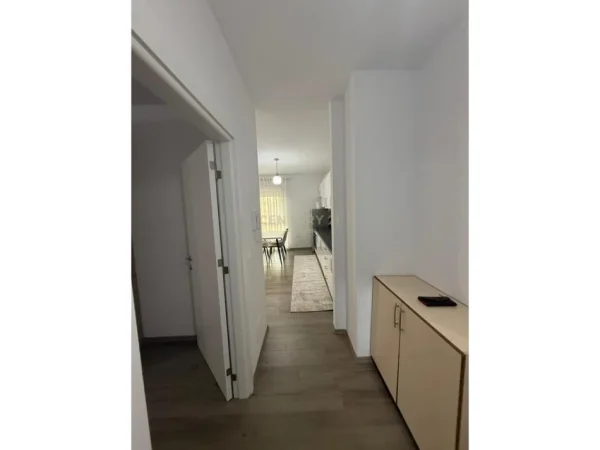 Tirane, jepet me qera apartament 1+1+Ballkon Kati 2, 75 m² 600 € (Xhamlliku)