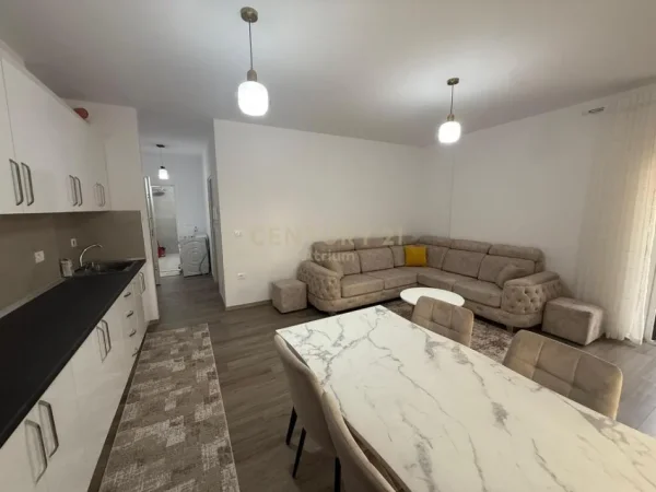 Tirane, jepet me qera apartament 1+1+Ballkon Kati 2, 75 m² 600 € (Xhamlliku)