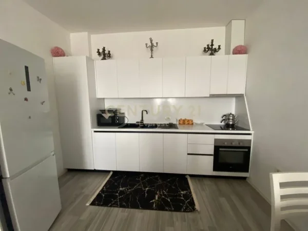 Tirane, jepet me qera apartament 2+1 Kati 1, 100 m² 450 € (Rruga e Dajtit)