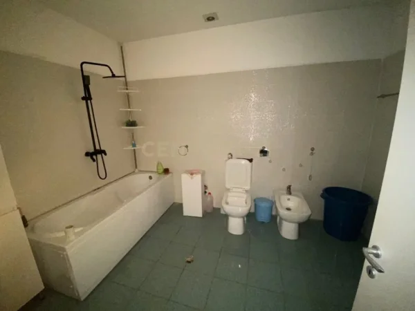 Tirane, jepet me qera apartament 2+1 Kati 1, 100 m² 450 € (Rruga e Dajtit)