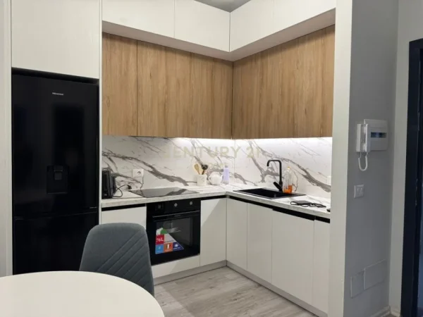 Tirane, jepet me qera apartament 1+1+Ballkon Kati 4, 70 m² 700 € (Rruga Riza Cerova)