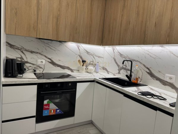 Tirane, jepet me qera apartament 1+1+Ballkon Kati 4, 70 m² 700 € (Rruga Riza Cerova)