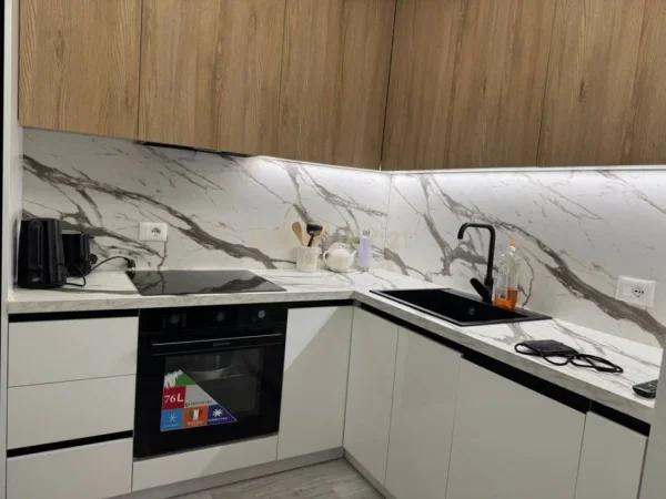 Tirane, jepet me qera apartament 1+1+Ballkon Kati 4, 70 m² 700 € (Rruga Riza Cerova)