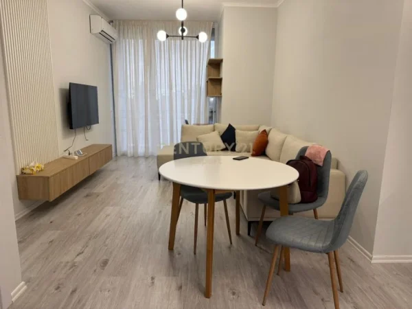 Tirane, jepet me qera apartament 1+1+Ballkon Kati 4, 70 m² 700 € (Rruga Riza Cerova)