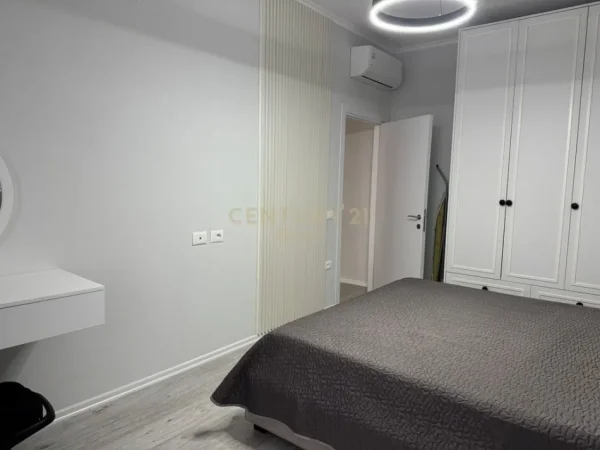 Tirane, jepet me qera apartament 1+1+Ballkon Kati 4, 70 m² 700 € (Rruga Riza Cerova)