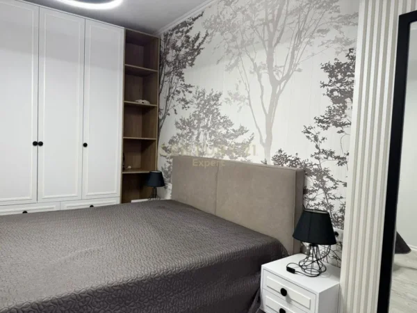 Tirane, jepet me qera apartament 1+1+Ballkon Kati 4, 70 m² 700 € (Rruga Riza Cerova)