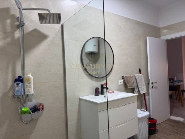 Tirane, jepet me qera apartament 1+1+Ballkon Kati 4, 70 m² 700 € (Rruga Riza Cerova)