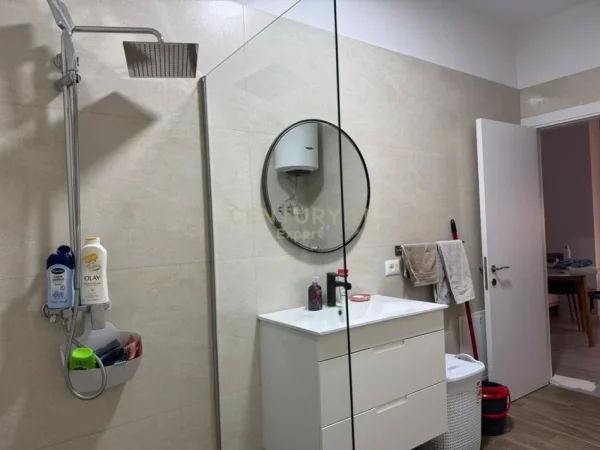 Tirane, jepet me qera apartament 1+1+Ballkon Kati 4, 70 m² 700 € (Rruga Riza Cerova)