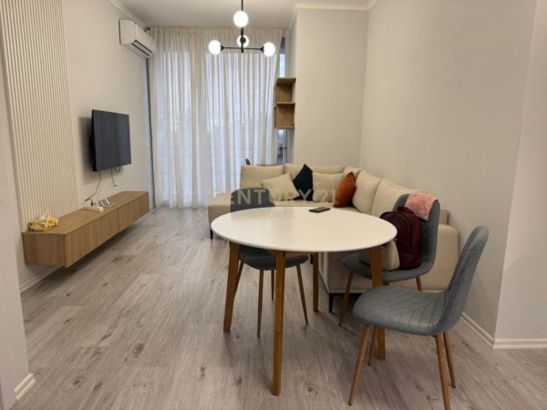 Tirane, jepet me qera apartament 1+1+Ballkon Kati 4, 70 m² 700 € (Rruga RIZA CEROVA)