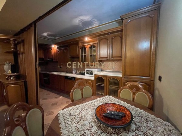 Tirane, jepet me qera apartament 2+1+Ballkon Kati 3, 115 m² 1.500 € (Rruga Abdyl Frasheri)