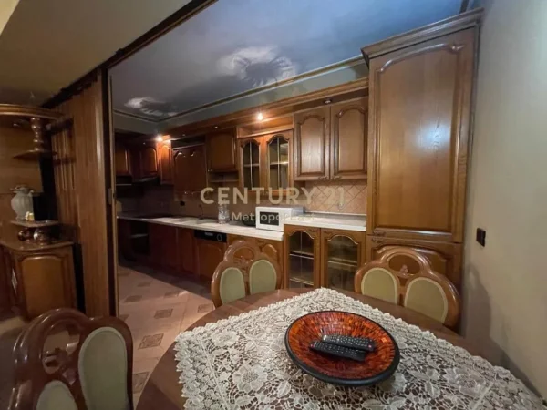 Tirane, jepet me qera apartament 2+1+Ballkon Kati 3, 115 m² 1.500 € (Rruga Abdyl Frasheri)