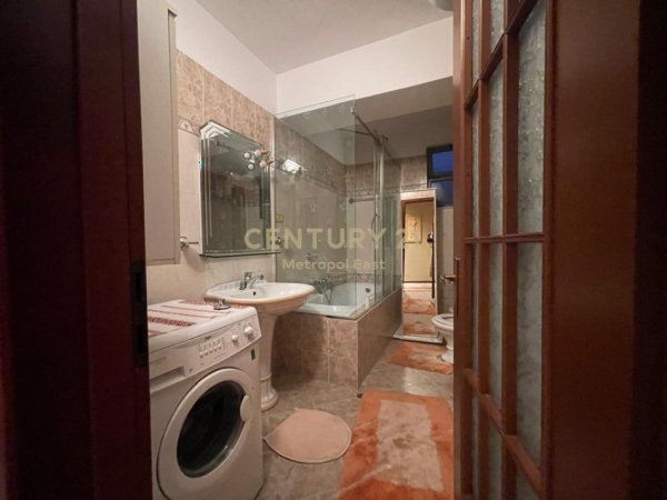 Tirane, jepet me qera apartament 2+1+Ballkon Kati 3, 115 m² 1.500 € (Rruga Abdyl Frasheri)