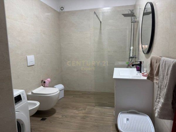 Tirane, jepet me qera apartament 1+1+Ballkon Kati 4, 70 m² 700 € (Rruga RIZA CEROVA)