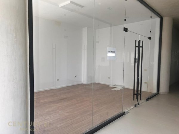 Tirane, jepet me qera ambjent biznesi Kati 1, 40 m² 1.500 € (Mine Peza)