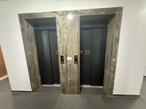Tirane, jepet me qera apartament 1+1+Ballkon Kati 2, 75 m² 600 € (XHAMLLIK)