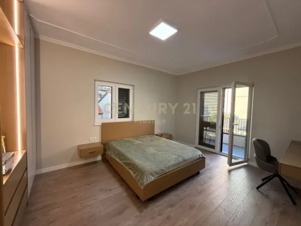 Tirane, jepet me qera apartament 2+1+Ballkon Kati 2, 100 m² 1.100 € (Ambasada Amerikane)