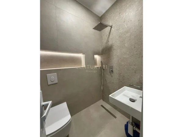 Tirane, jepet me qera apartament 2+1+Ballkon Kati 2, 100 m² 1.100 € (Ambasada Amerikane)