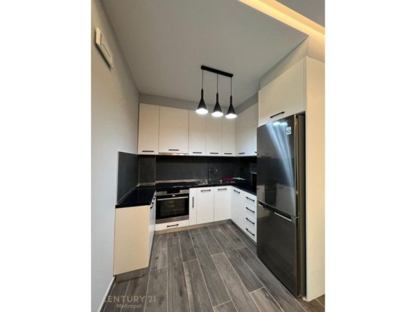 Tirane, jepet me qera apartament 1+1 Kati 2, 84 m² 800 € (TEG)