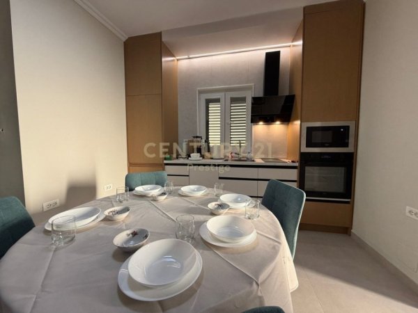 Jepet me qera apartament 2+1+1 afer Qyteti Studentit