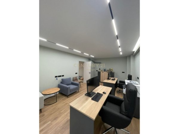 Tirane, jepet me qera ambjent biznesi Kati 4, 102 m² 1.000 € (Raddison)