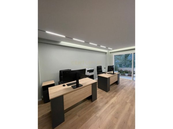 Tirane, jepet me qera ambjent biznesi Kati 4, 102 m² 1.000 € (Raddison)