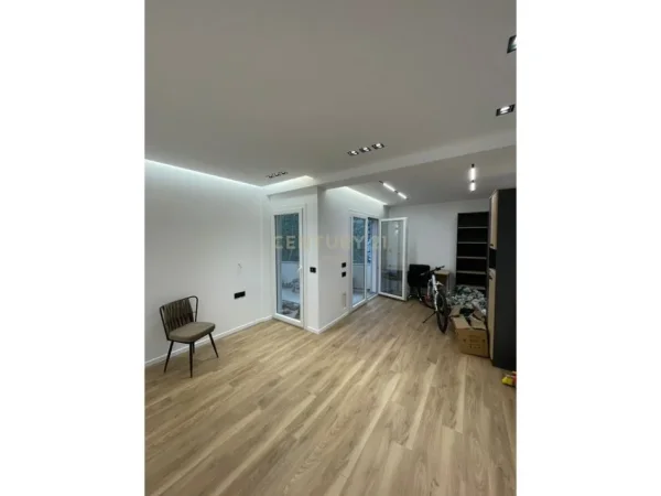 Tirane, jepet me qera ambjent biznesi Kati 4, 102 m² 1.000 € (Raddison)
