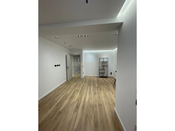 Tirane, jepet me qera ambjent biznesi Kati 4, 102 m² 1.000 € (Raddison)
