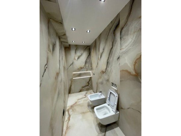 Tirane, jepet me qera ambjent biznesi Kati 4, 102 m² 1.000 € (Raddison)