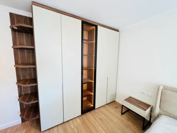 Tirane, jepet me qera apartament 2+1 Kati 4, 113 m² 1.000 € (Liqeni Thate)