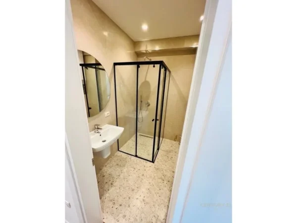 Tirane, jepet me qera apartament 2+1 Kati 4, 113 m² 1.000 € (Liqeni Thate)